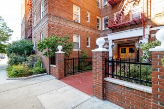 Saunders Court in Rego Park, NY - Building Photo - Building Photo