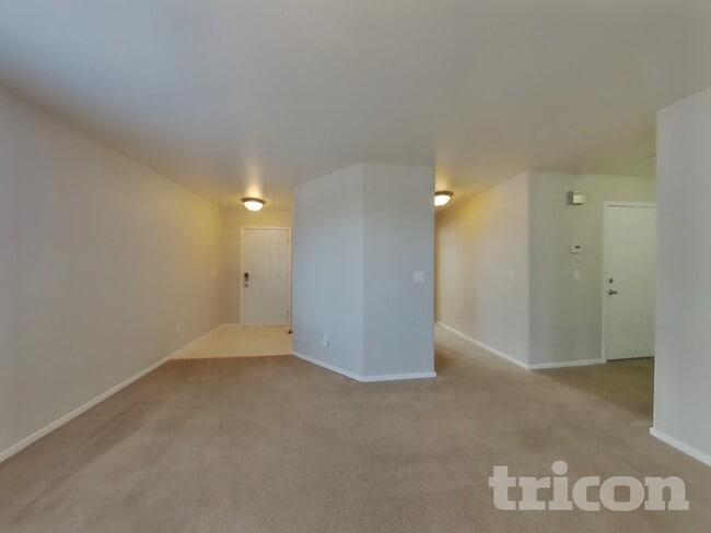 7711 Mariner Cove Dr in Reno, NV - Foto de edificio - Building Photo