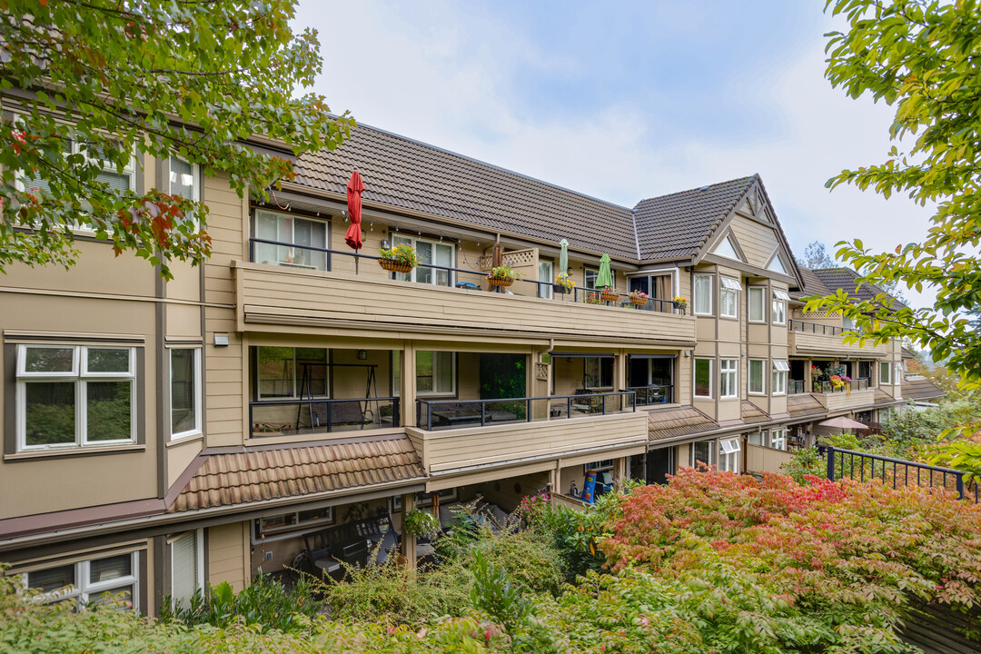 160 Shoreline Cir in Port Moody, BC - Building Photo