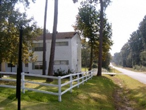 Holly Estates Apartments in Montgomery, TX - Building Photo - Building Photo