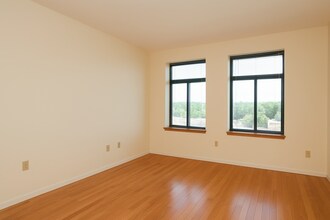 315 Rantoul St, Unit 402 in Beverly, MA - Building Photo - Building Photo