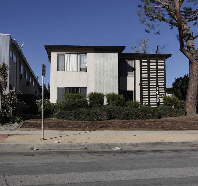 6439 Shirley Ave in Reseda, CA - Foto de edificio - Building Photo