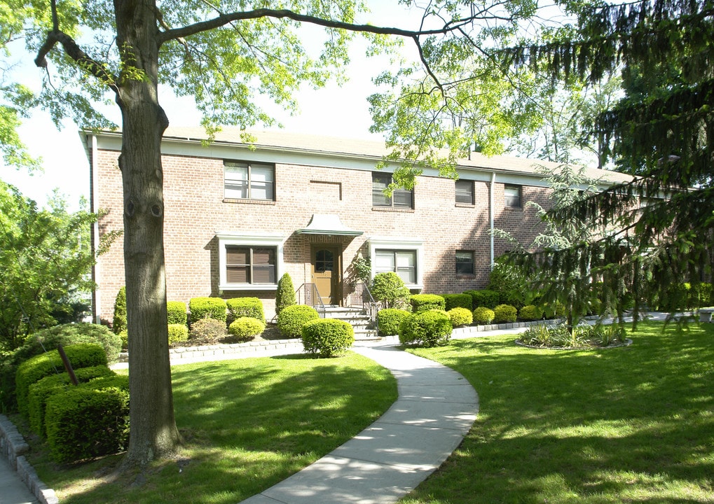 292-306 Concord Ave in Hartsdale, NY - Foto de edificio
