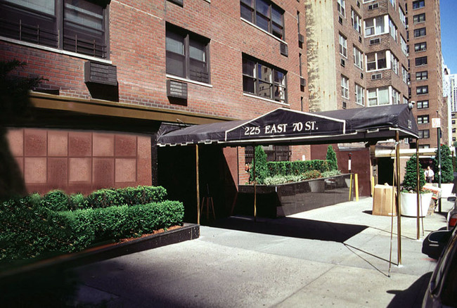 225 E 70th St in New York, NY - Building Photo - Building Photo