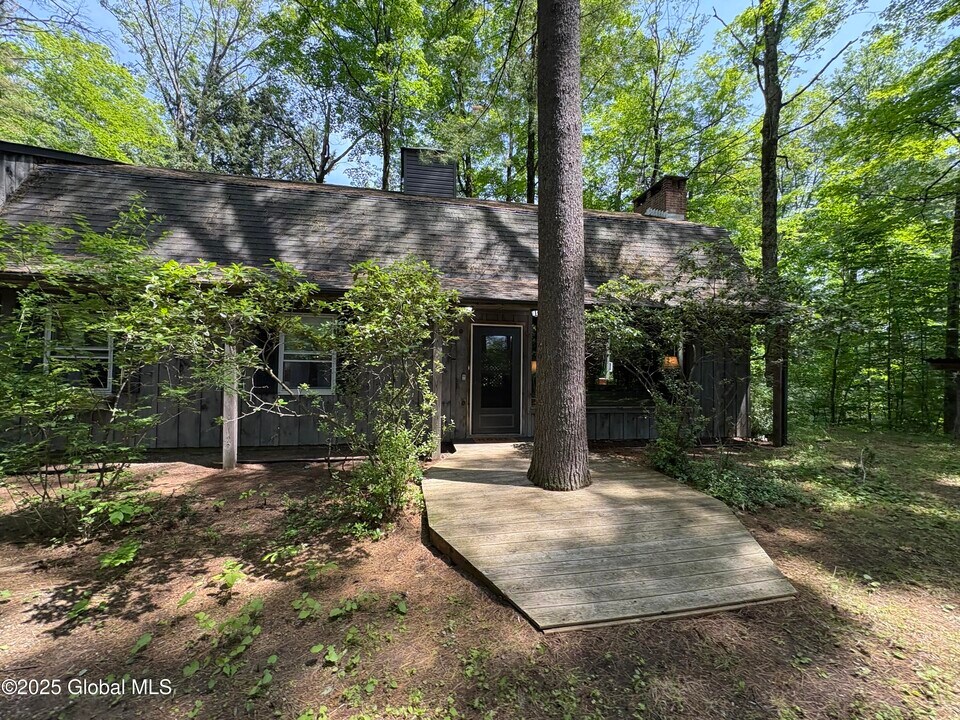 36 Hoffman Rd in Saratoga Springs, NY - Building Photo