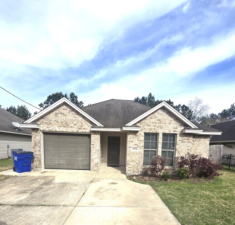 6534 Westwood Village Dr in Lumberton, TX - Building Photo