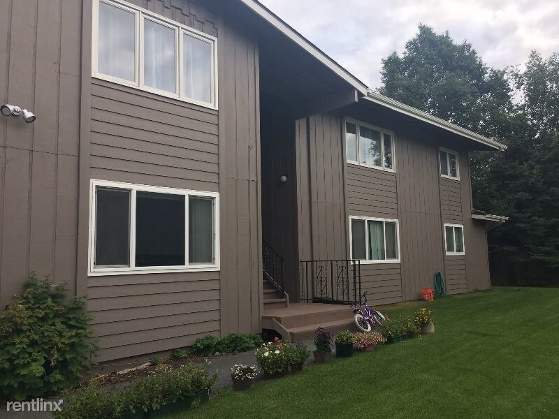 8621 Molanary Dr in Anchorage, AK - Building Photo