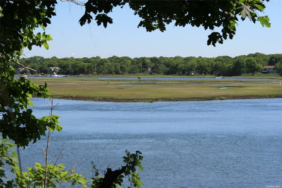 275 Hamilton Ave in Cutchogue, NY - Building Photo