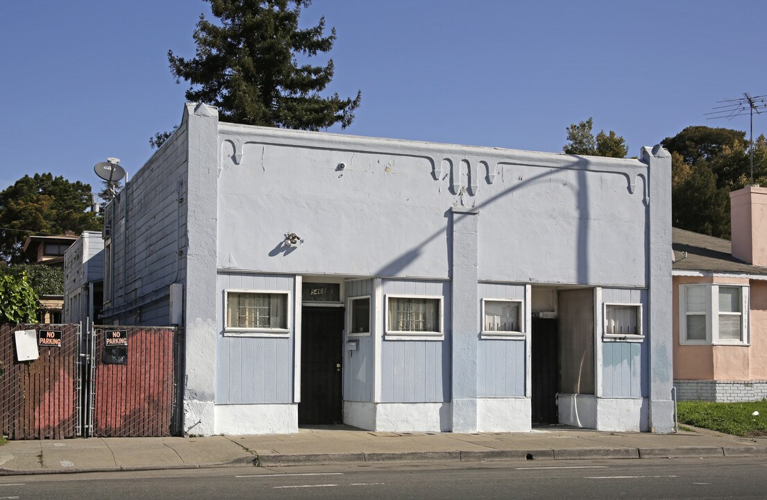 5466 Bancroft Ave in Oakland, CA - Foto de edificio