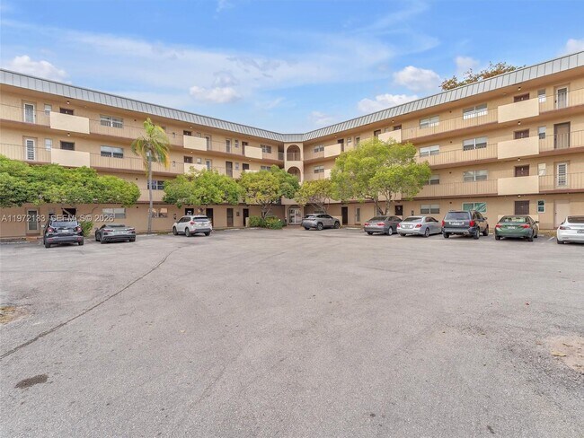 6201 N Falls Cir Dr in Lauderhill, FL - Building Photo - Building Photo