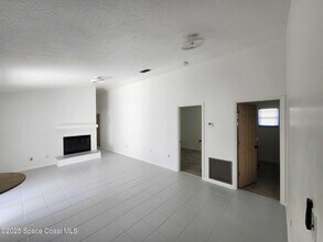 650 Koutnik Rd SE in Palm Bay, FL - Foto de edificio - Building Photo