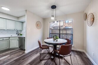 2100 Rainbow Dr in Arlington, TX - Building Photo - Building Photo