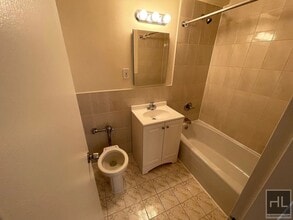 GRAND CENTRAL PARKWAY, Unit LOBGO in Queens, NY - Building Photo - Building Photo