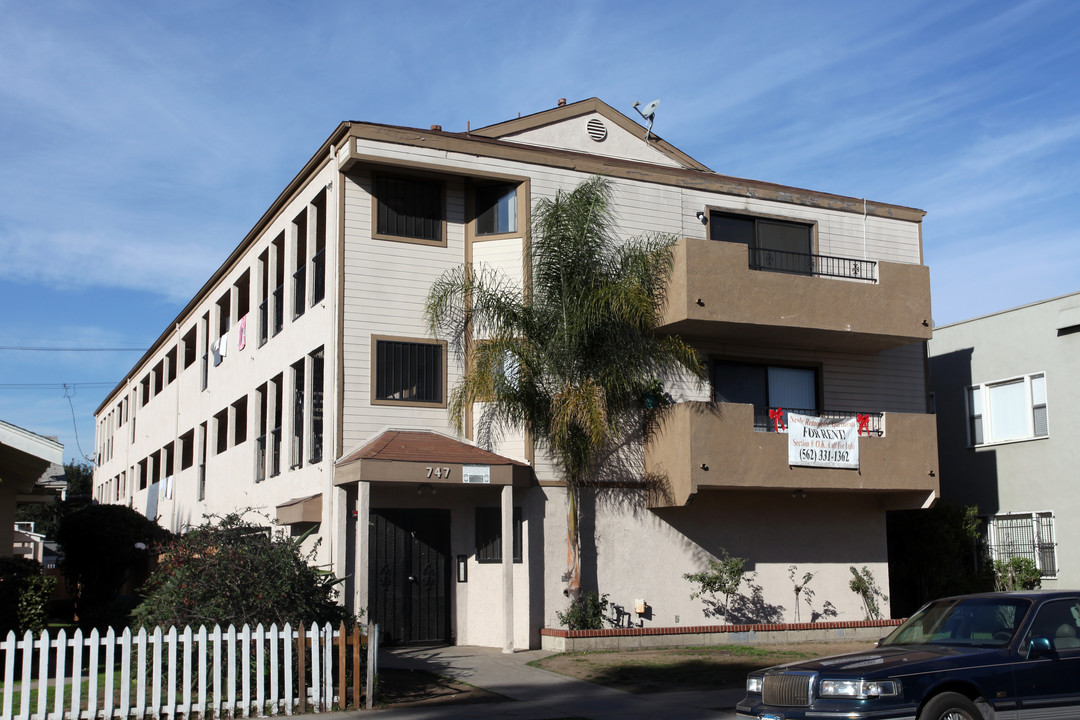 747 Olive Ave in Long Beach, CA - Foto de edificio