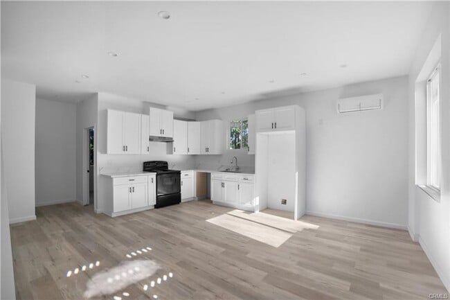 20536 Enadia Way in Los Angeles, CA - Building Photo - Building Photo