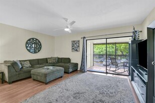 135 Deer Creek Blvd, Unit 306 in Deerfield Beach, FL - Building Photo