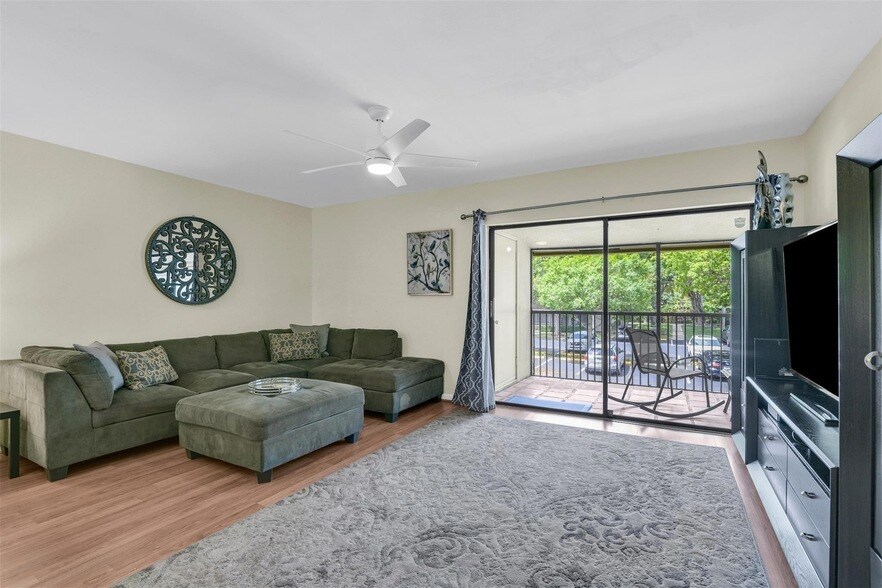 135 Deer Creek Blvd, Unit 306 in Deerfield Beach, FL - Building Photo
