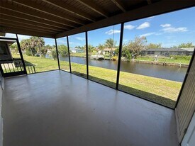 3111 Riverside Dr in Punta Gorda, FL - Building Photo