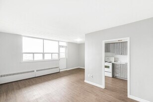 Delmonico in Hamilton, ON - Building Photo