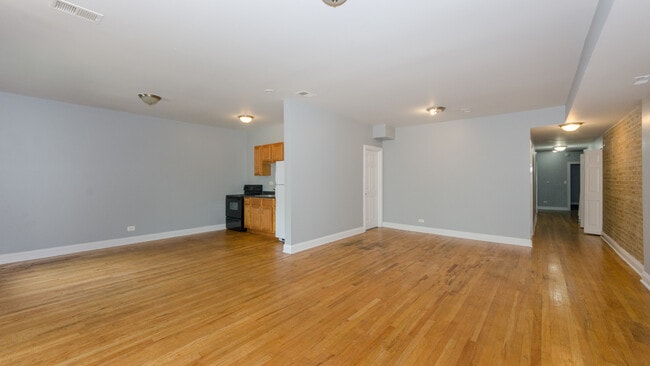 6905 S Paxton Ave in Chicago, IL - Building Photo - Building Photo