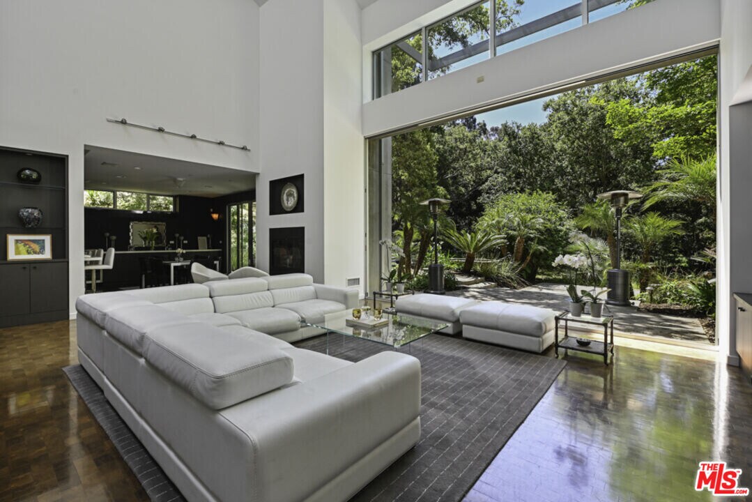 1500 Rustic Ln in Los Angeles, CA - Building Photo