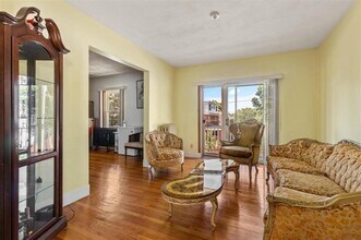 38 George St, Unit 2 in Medford, MA - Foto de edificio - Building Photo