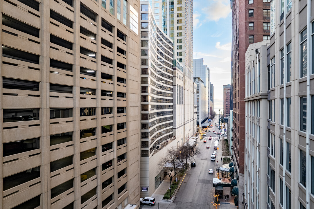 Michigan Place in Chicago, IL - Building Photo