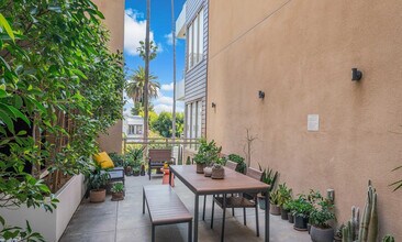 6001 Carlton Way, Unit 106 in Los Angeles, CA - Foto de edificio - Building Photo