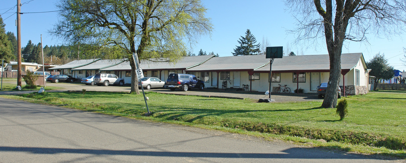 West Central Apartments in Sutherlin, OR - Foto de edificio