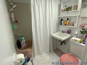 55 S Huntington Ave, Unit B3 in Boston, MA - Foto de edificio - Building Photo