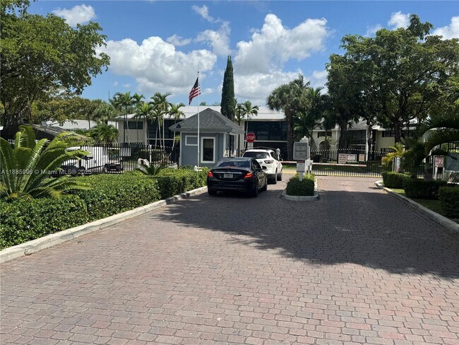 801 NE 199th St in North Miami Beach, FL - Building Photo - Building Photo