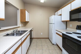 Eagle Lake Apartments in West Fargo, ND - Building Photo - Interior Photo