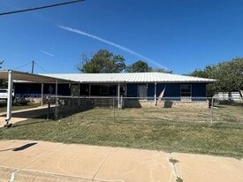 901 N Parks St in Breckenridge, TX - Building Photo
