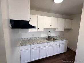 1295 E Main St in Waterbury, CT - Building Photo - Building Photo