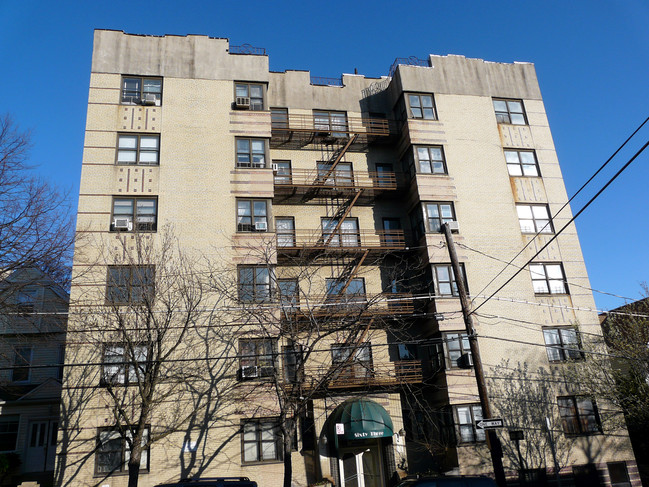 61-65 Adrian Ave in Bronx, NY - Foto de edificio - Building Photo