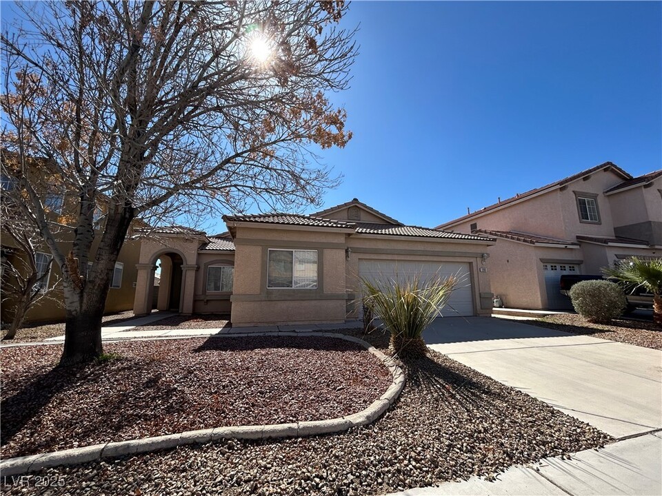 1205 E Hammer Ln in North Las Vegas, NV - Building Photo