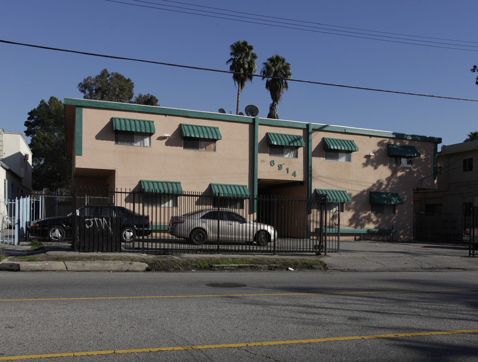 6914 Fulton Ave in North Hollywood, CA - Foto de edificio