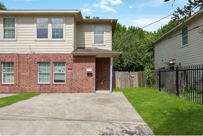 8130 Jutland Rd, Unit B in Houston, TX - Building Photo - Building Photo