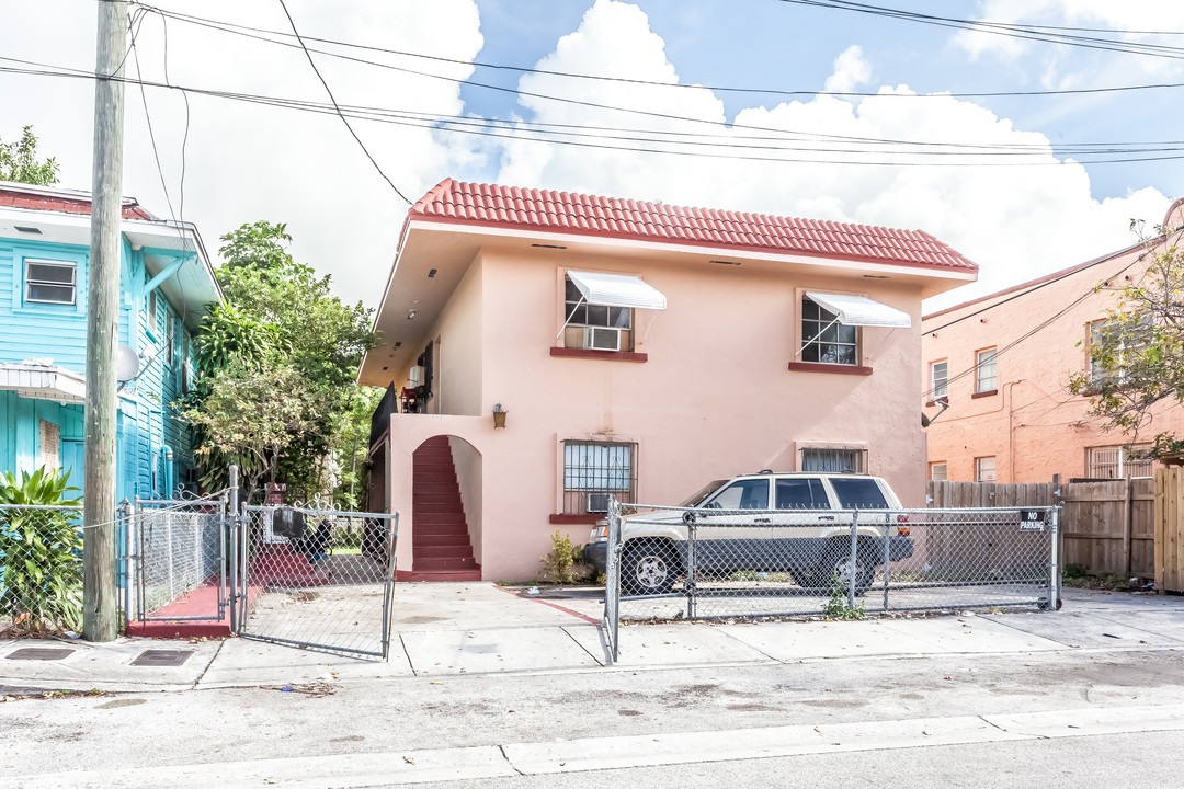 215 SW 9th Ave in Miami, FL - Building Photo