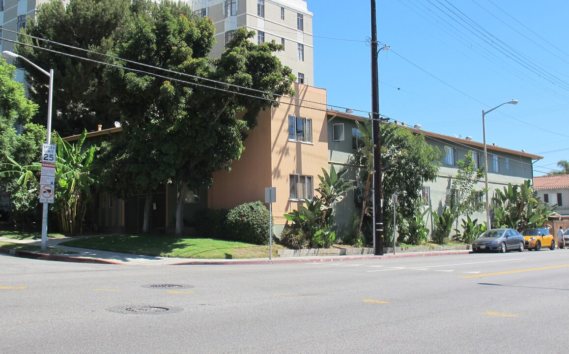 1304 N Hayworth Ave in West Hollywood, CA - Building Photo