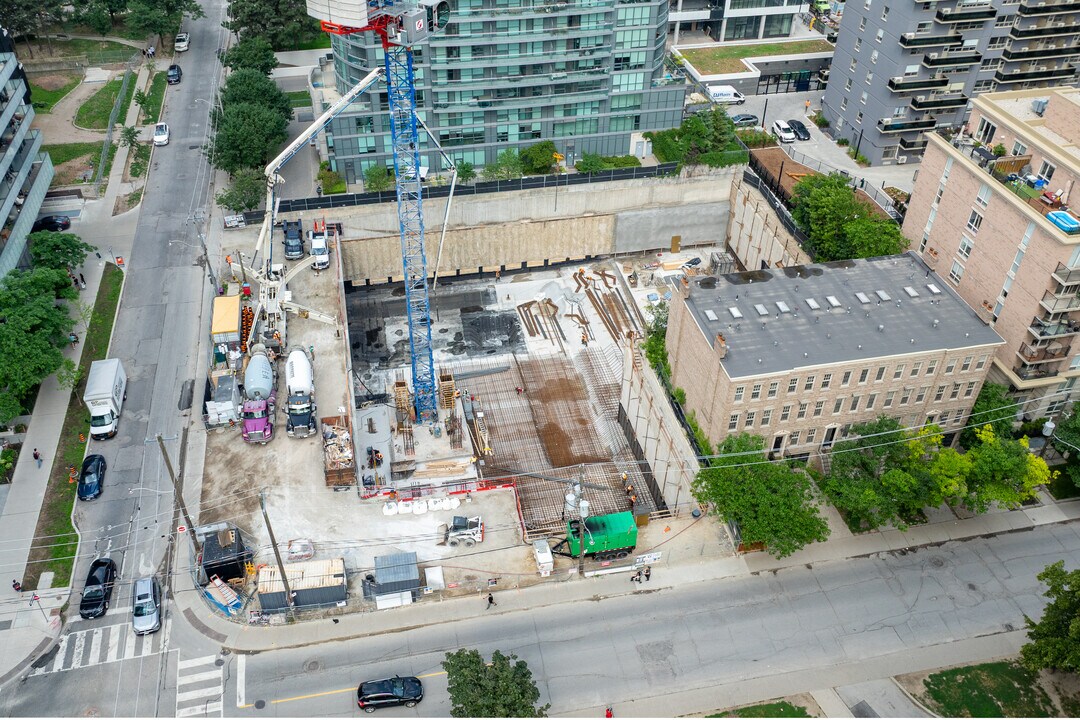 170 Roehampton Av in Toronto, ON - Building Photo