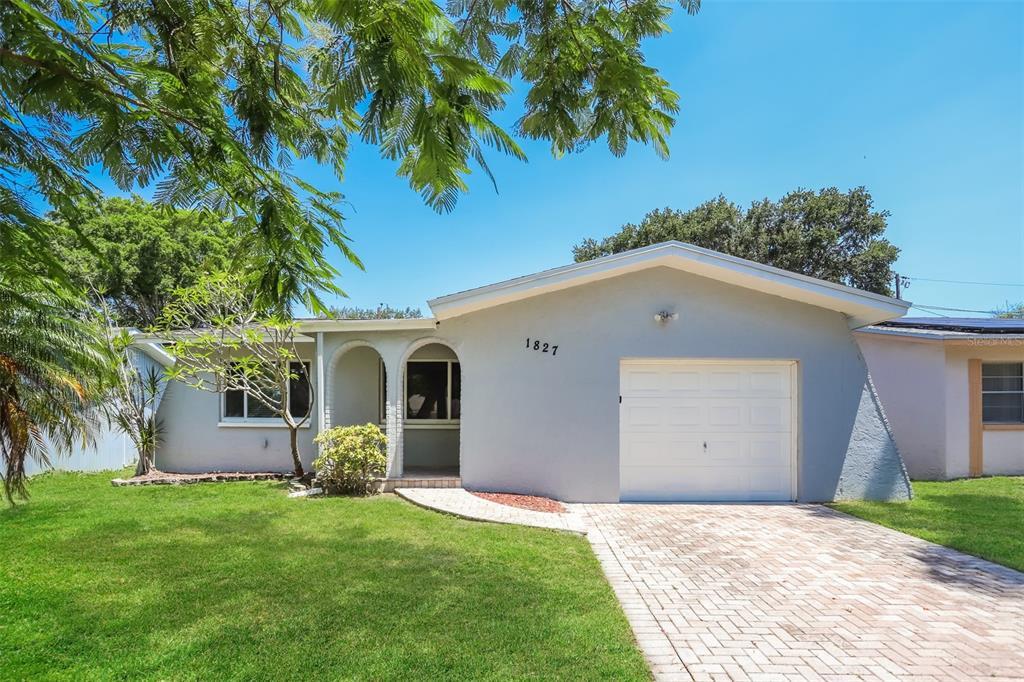 1827 Massachusetts Ave NE in St. Petersburg, FL - Building Photo