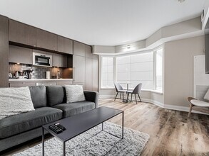 156 Cumberland St, Unit SI ID1495833P in Toronto, ON - Building Photo - Building Photo