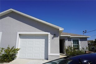 4351 Country Club Blvd in Cape Coral, FL - Building Photo