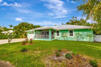 2415 Laurel Ln in Palm Beach Gardens, FL - Building Photo - Building Photo