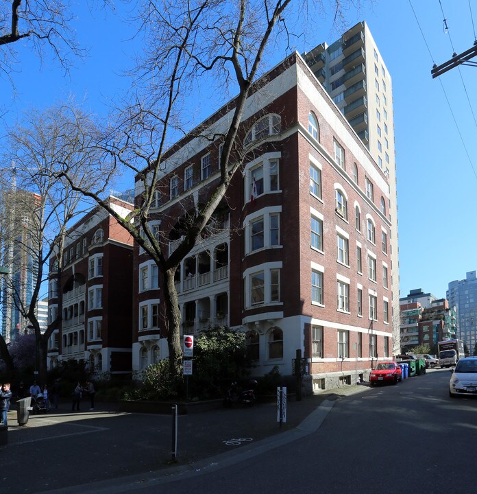 884 Bute St in Vancouver, BC - Building Photo