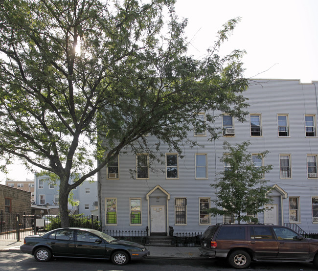 388 Harman St in Brooklyn, NY - Foto de edificio - Building Photo