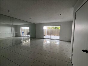 8060 NW 10th St-Unit -8 in Miami, FL - Building Photo - Building Photo