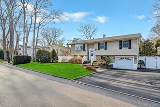 62 Forest Ave in Lake Grove, NY - Building Photo - Building Photo