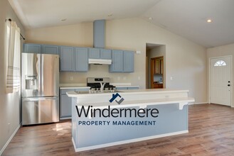 2285 Williams Rd in Oak Harbor, WA - Foto de edificio - Building Photo